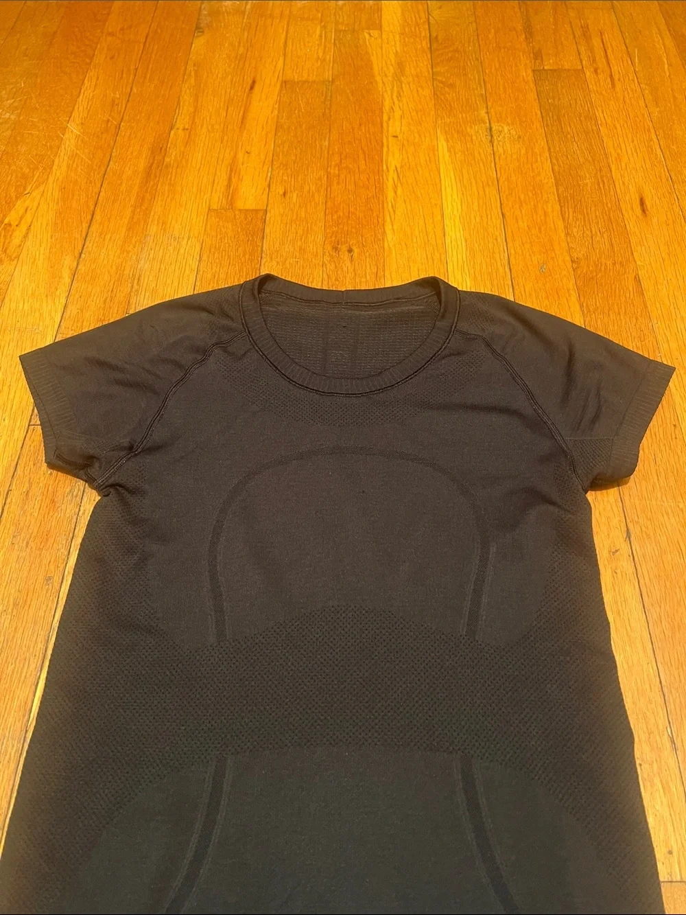 Lululemon Swiftly Tech Short Sleeve Crew Tee in Black, Women’s size 6